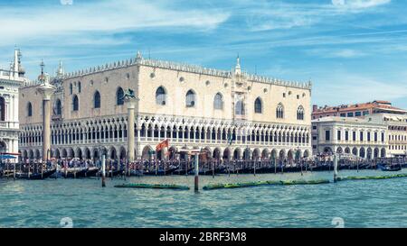 Markusplatz`s mit Dogenpalast oder Palazzo Ducale`s Venedig, Italien. Dieser Ort ist das wichtigste Touristenziel in Venedig. 16:9 Breitbild. Stockfoto